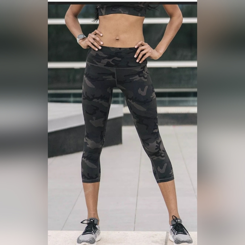 ZYIA Forest Camo Luxe Hi Rise Capri 20" Legging Size 4